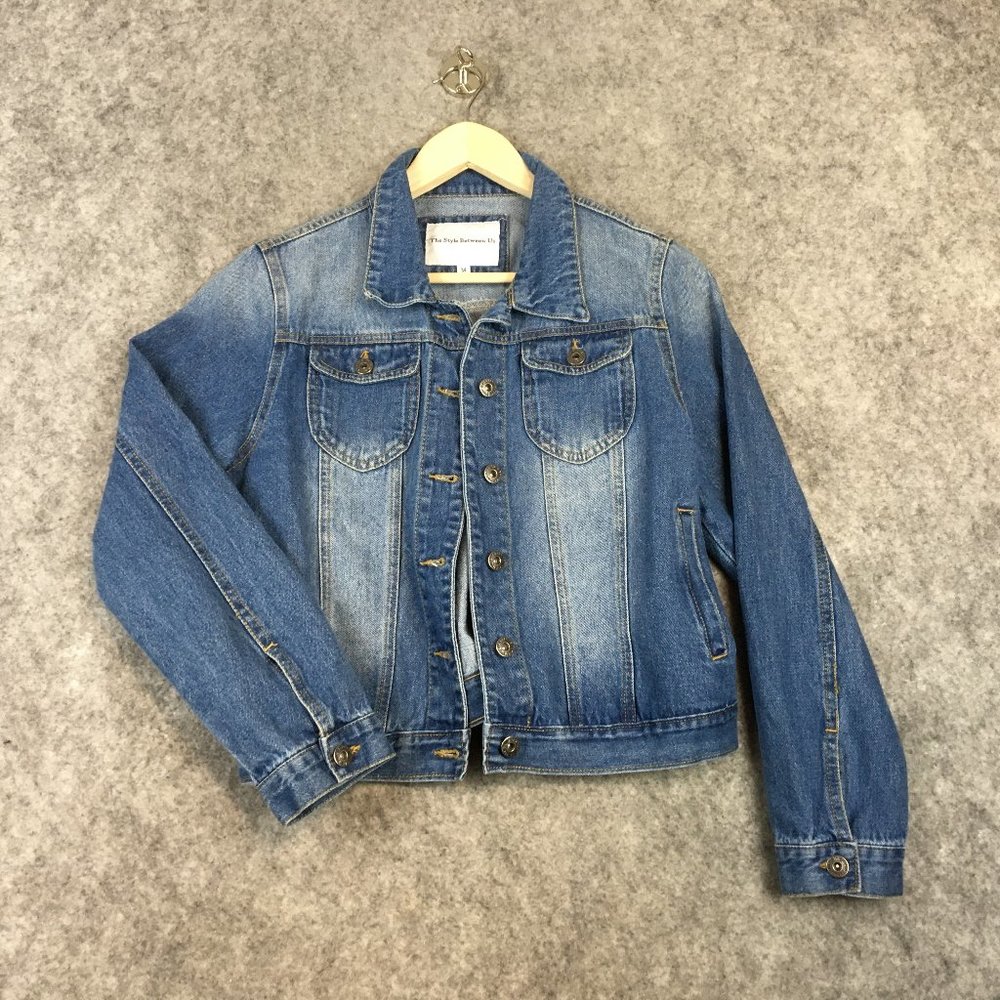 The Style Between Us Jacket M Denim Trucker Buttons Distressed Medium Wash Blue